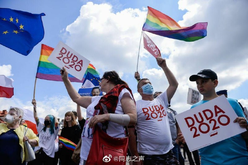 #同志消息 #欧盟通过议案宣布欧盟为LGBT自由区 据法新社今日（3月12日）最新消息：欧洲议会今天通过一项决议案，宣布欧盟为「LGBTIQ自由区」（LGBTIQFreedom Zone），象征性地反对波兰地方当局自称为「无LGBT意识形态区」