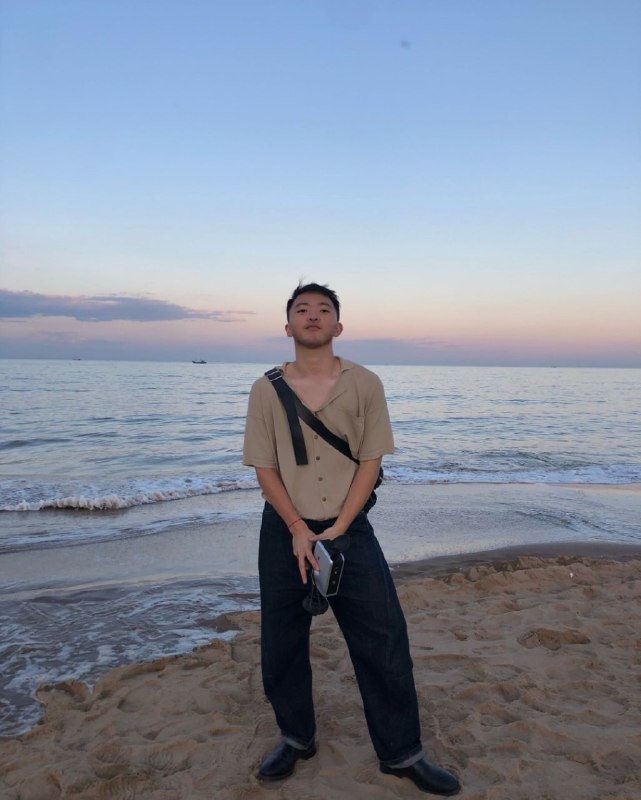 黄树立，1997年出生于浙江温州，2019年从北京电影学院摄影系毕业，并成为纽约大学研究生电影专业的MFA候选人