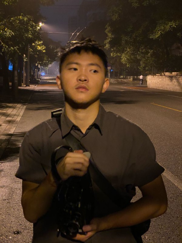 黄树立，1997年出生于浙江温州，2019年从北京电影学院摄影系毕业，并成为纽约大学研究生电影专业的MFA候选人